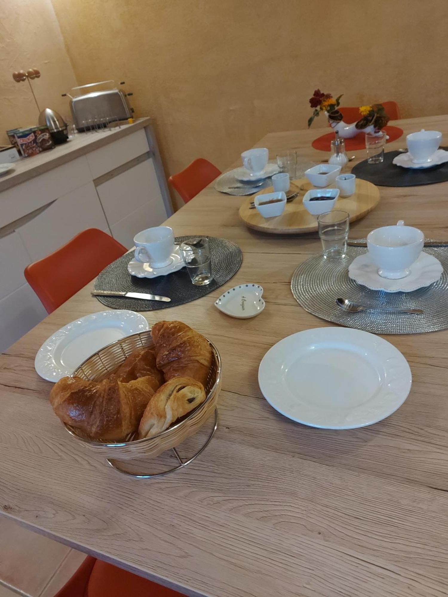 Le Moulin De L'Etang Hotel Chaneins Room photo